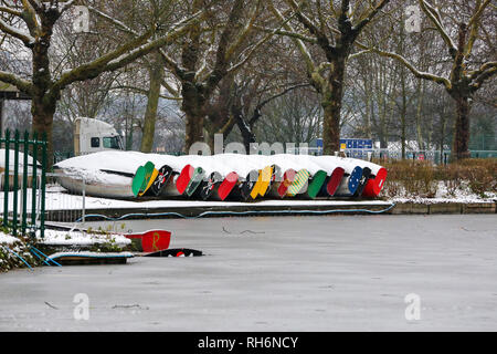 London, Großbritannien, 1. Februar 2019 - Farbige Ruderboote im Schnee in der Nähe eines zugefrorenen Teich in Finsbury Park bedeckt, nördlich von London nach einer sehr kalten Nacht in der Hauptstadt. Credit: Dinendra Haria/Alamy leben Nachrichten Stockfoto