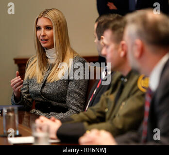 Washington DC, USA. 01 Feb, 2019. Erste Tochter und Berater des Präsidenten Ivanka Trump beteiligt sich an einer Diskussion über die Bekämpfung des Menschenhandels an der südlichen Grenze bei einem Treffen im Schaltschrank des Weißen Hauses in Washington, DC, 1. Februar 2019. Quelle: Martin H. Simon/CNP/MediaPunch Credit: MediaPunch Inc/Alamy leben Nachrichten Stockfoto