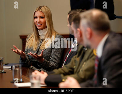 Washington DC, USA. 01 Feb, 2019. Erste Tochter und Berater des Präsidenten Ivanka Trump beteiligt sich an einer Diskussion über die Bekämpfung des Menschenhandels an der südlichen Grenze bei einem Treffen im Schaltschrank des Weißen Hauses in Washington, DC, 1. Februar 2019. Quelle: Martin H. Simon/CNP/MediaPunch Credit: MediaPunch Inc/Alamy leben Nachrichten Stockfoto