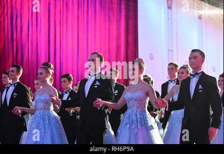 Dresden, Deutschland. 02 Feb, 2019. Die debütanten Tanz der Walzer am 14 Semper Opernball. Das Motto der diesjährigen Ball ist 'Faszination Dresden - Träume wahr" kommen. Foto: Jens Kalaene/dpa-Zentralbild/dpa/Alamy leben Nachrichten Stockfoto