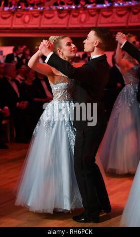 Dresden, Deutschland. 02 Feb, 2019. Die debütanten Tanz der Walzer am 14 Semper Opernball. Das Motto der diesjährigen Ball ist 'Faszination Dresden - Träume wahr" kommen. Foto: Jens Kalaene/dpa-Zentralbild/dpa/Alamy leben Nachrichten Stockfoto