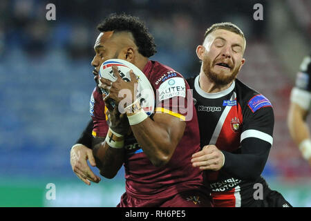 Huddersfield, Großbritannien. ,. 01. Februar 2019. John Smiths Stadion, Huddersfield, England; Rugby League Betfred Super League, Runde 1 Huddersfield Riesen vs Salford Roten Teufel; Jackson Hastings macht frühzeitig auf debutant Akuila "anpacken. Credit: Dean Williams/Alamy leben Nachrichten Stockfoto