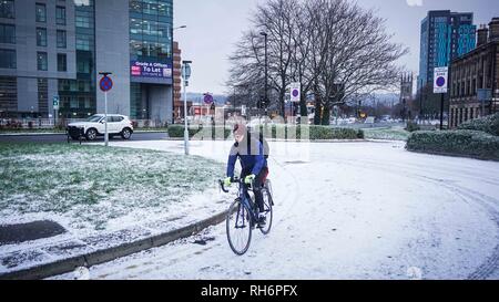 Sheffield, Großbritannien. 1 Feb, 2019. Ein Mann gesehen, ein Fahrrad mit in einem Park mit Schnee während einem Schneefall in Sheffield City Centre. Kältewelle trifft die Großbritannien mit Schnee und niedrigen Temperaturen. Credit: Ioannis Alexopoulos/SOPA Images/ZUMA Draht/Alamy leben Nachrichten Stockfoto