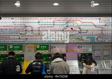 30.12.2017, Tokyo, Japan, Asien - Pendler bis stehen Schlange vor den Fahrkartenautomaten in einer U-Bahn-Station in der Innenstadt. Stockfoto