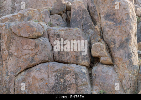 Wand von gerissenen Felsen in den Alabama Hills in der Nähe von Lone Pine, Kalifornien, USA Stockfoto