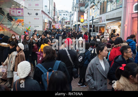 31.12.2017, Tokyo, Japan, Asien - Menschenmassen nach unten drücken Takeshita Straße in Harajuku, eine Fußgängerzone mit Geschäften für jüngere Leute. Stockfoto