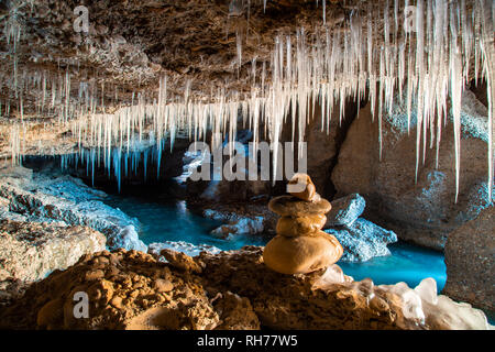 Viele Eiszapfen von der Decke der Höhle Stockfoto