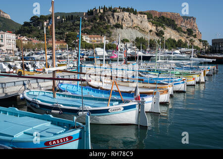 Rühmen sich günstig in der Marina in Cassis, Frankreich Stockfoto