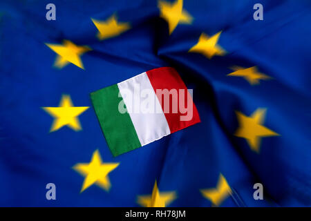 Flaggen der Europäischen Union und Italien Stockfoto