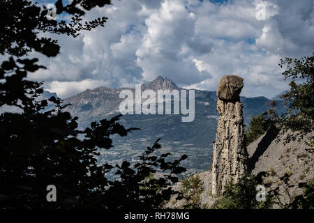 "Les Demoiselles Coiffees' Felsformation in Sauze Le Lac, Frankreich Stockfoto