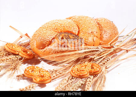 Brot und ährchen von Weizen auf weißem Hintergrund Stockfoto