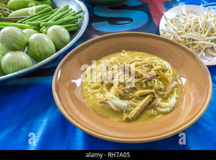 Thai Curry Nudeln Reisnudeln mit Krabben und Gemüse Stockfoto