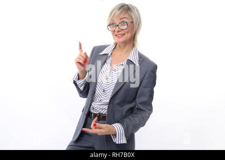 Ein im mittleren Alter Lehrer, 40 Jahre alt, in einem weiß-gestreiften Hemd, grauen Anzug und Brille, mit einem roten Maniküre, holding Weißbuch auf weißem Hintergrund Stockfoto