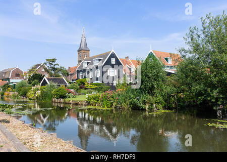 Panorama von Häusern und einem Kanal in hisotric Stadt Edam, Niederlande Stockfoto