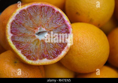 Blutorange in einem Markt Stockfoto