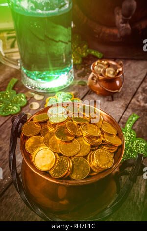 Happy St Patrick's Day Konzept mit Pot of Gold Münze Stockfoto