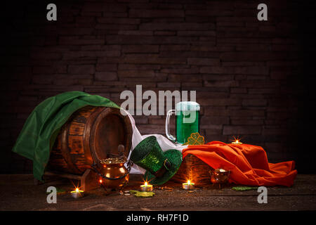 Happy St. Patrick's Day mit Leprechaun hat, grünes Bier, Zylinder und die irische Flagge Stockfoto