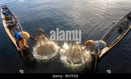 See Inle Myanmar - Januar 12,2019: traditionelle Intha Fischer in lange Boot in den frühen Morgen auf See Inle Stockfoto