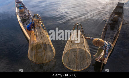 See Inle Myanmar - Januar 12,2019: traditionelle Intha Fischer in lange Boot in den frühen Morgen auf See Inle Stockfoto