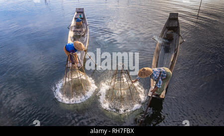 See Inle Myanmar - Januar 12,2019: traditionelle Intha Fischer in lange Boot in den frühen Morgen auf See Inle Stockfoto