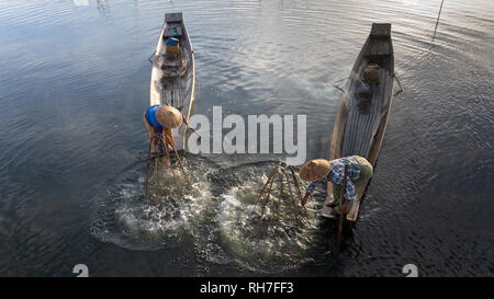 See Inle Myanmar - Januar 12,2019: traditionelle Intha Fischer in lange Boot in den frühen Morgen auf See Inle Stockfoto