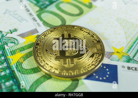 Crypto Währung Konzept - ein bitcoin mit Euro Rechnungen Stockfoto