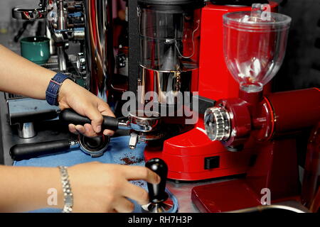 Detailansicht der Barista stopfmaschine Kaffee in portafilter Stockfoto