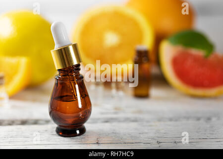 Aromatherapie Behandlung - Obst - ätherisches Öl Flasche auf hölzernen Tisch Stockfoto