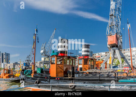 Frachtschiffe in der wijnhaven Harbour im Zentrum von Rotterdam verankert Stockfoto