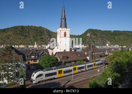 Alte Stadt mit Bahnhof und Stiftskirche, St. Goar, UNESCO Welterbe Oberes Mittelrheintal, Rheinland-Pfalz, Deutschland, Europa ich Altsta Stockfoto
