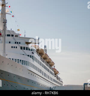 Der vordere Teil der ein Kreuzfahrtschiff im Hafen von Rotterdam in den Niederlanden Holland verankert Stockfoto