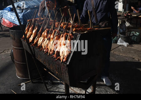 Chicken Grill auf dem Herd. Heiße braten Huhn geräucherter Grill Grill, Thai lokalen Essen. Stockfoto