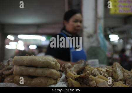 Koch Kochen Nudeln mit Garnelen und Fisch Fleisch Ball in einem lokalen Restaurant, Thailand Street Food bei Sakon Nakhon, Thailand. Stockfoto