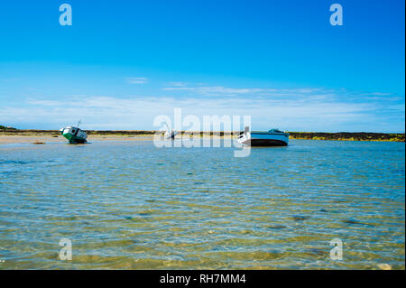 Drei Boote auf dem Sand mit Wasser umgeben in symmertime auf der Insel Noirmoutier Stockfoto