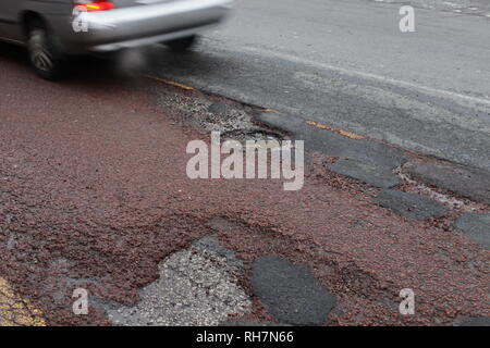 Schlaglöcher auf der London Road, England, Großbritannien Stockfoto