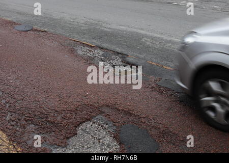Schlaglöcher auf der London Road, England, Großbritannien Stockfoto