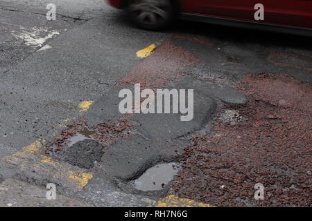 Schlaglöcher auf der London Road, England, Großbritannien Stockfoto