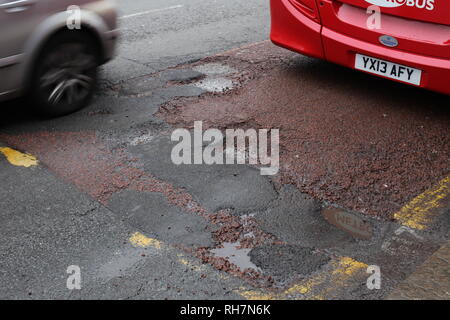 Schlaglöcher auf der London Road, England, Großbritannien Stockfoto
