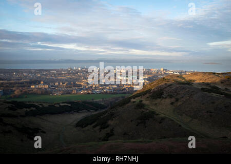 Der Blick nach Norden von der Spitze von Arthur's Seat in Edinburgh, mit dem Hibernian Football Club Stadion am Ostern Straße und Leith sichtbar. Arthur's Seat ist ein Wahrzeichen Hügel in der Mitte des Holyrood Park, einem beliebten Aussichtspunkt mit Blick auf Edinburgh. Stockfoto