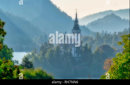 Die Kirche und die Insel am See von Bled in Slowenien. Der See von Bled ist jetzt eine internationale Touristenattraktion und ist weniger als eine Autostunde von Ljubljana Stockfoto
