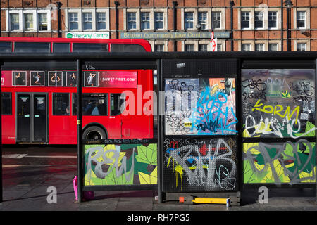 Ein Graffiti - überdachte Bushaltestelle in Brixton, am 30. Januar 2019, in Lambeth, South London, England. Stockfoto