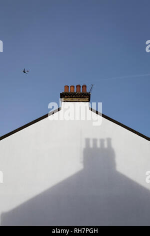 Der Schatten eines Nachbars Schornstein auf der Seite einer End-of-terrace Haus in Süd- London, den 29. Januar 2019, in Herne Hill, Lambeth, London, England. Stockfoto