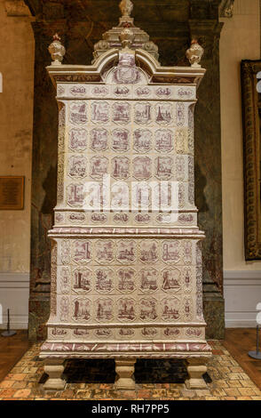 Frankreich, Loir et Cher, Chambord, Schloss Chambord, fayencen Herd (1749) // Frankreich, Loire-et-Cher (41), Chambord, Schloß Chambord, poêle en faïance Stockfoto