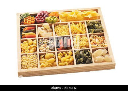 Satz von Pasta in verschiedenen Formen und Farben in einer Holzkiste, auf weißem Hintergrund Stockfoto