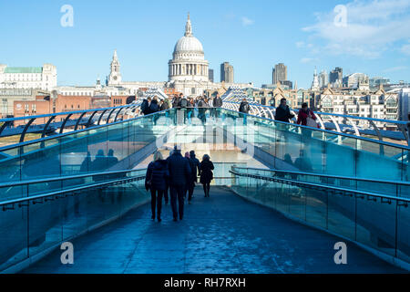Blick über Millennium Fußgängerbrücke in Richtung St Pauls Kathedrale in London, Großbritannien Stockfoto