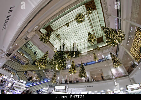 Decke von Le Bon Marche Kaufhaus - Paris, Frankreich Stockfoto