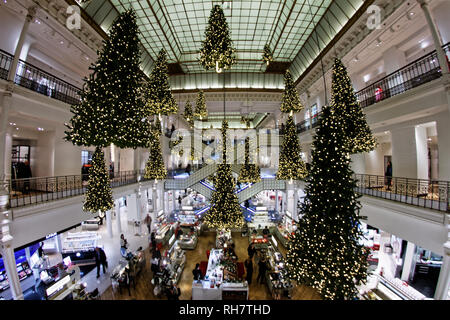 Decke von Le Bon Marche Kaufhaus - Paris, Frankreich Stockfoto