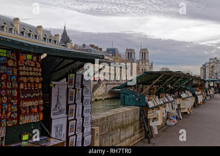 18 Dez 2018 - Paris, Frankreich - Bookstalls an den Ufern der Seine in der Nähe von Notre-Dame Stockfoto