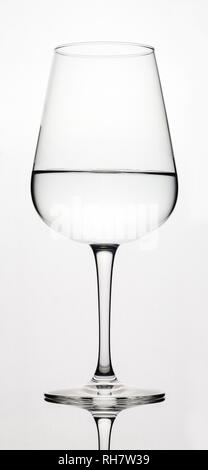 Glas Wein Einfüllen von Wasser Stockfoto