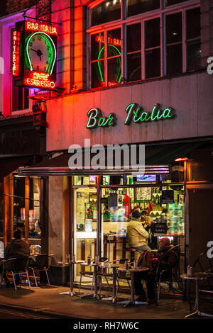 Bar Italia Soho London - Leuchtreklamen außerhalb der berühmten Bar Italia Cafe in der Frith Street im Londoner Stadtteil Soho Entertainment Stockfoto